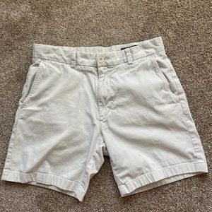 Vineyard Vines Light Beige Chino Breaker Shorts Size 30. 7” Inseam Excellent!